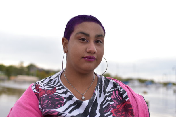 年轻女子肖像图片下载