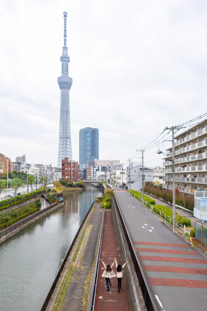 日本东京，一名亚洲女子一起走在河边的人行道上。图片下载