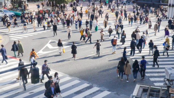 模糊的人群穿过日本东京涩谷人行横道图片下载