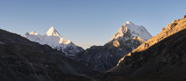 稻城亚丁日出时的贾帕阳山和chanadorje图片下载