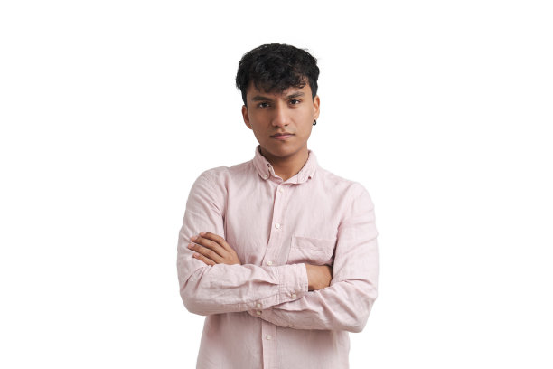 年轻的秘鲁人穿着粉红色衬衫，双臂交叉站着，孤立。图片下载