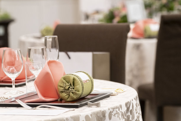 饭包放在桌上的礼物图片下载