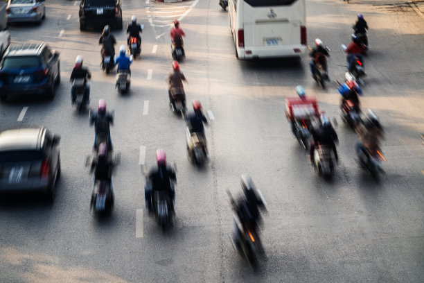 高速公路拥挤交通的模糊运动航拍图图片下载