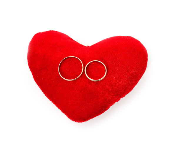 把结婚戒指放在心形枕头上。图片下载