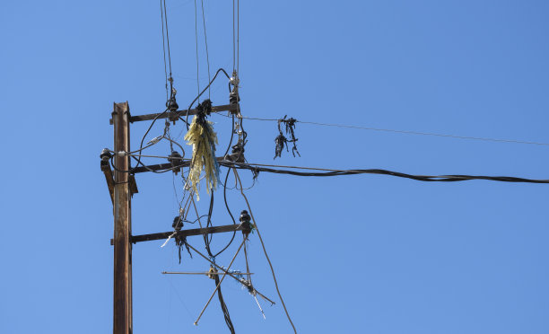 陈旧生锈的金属灯柱电缆和绝缘体，图片下载