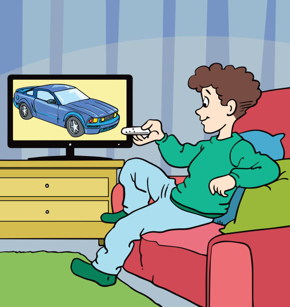 男孩坐在沙发上看电视。图片下载