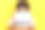 惊讶而兴奋的印度年轻男子从笔记本电脑后面探出头来，对相机很惊讶，他站在孤立的橙色背景上，拿着一台打开的笔记本电脑，空白屏幕，复印空间，模型图片下载