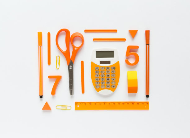 白色背景的学校用品，俯视图。回到学校概念。图片下载