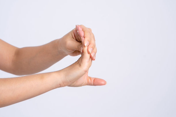 特写年轻女子握住她的手腕。她的手受伤了，感觉疼痛。保健和医疗理念。图片下载