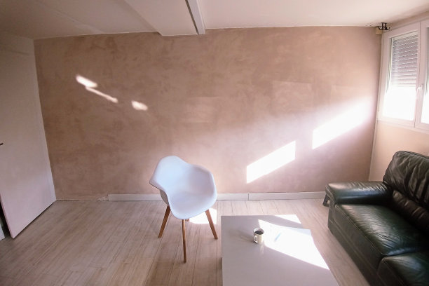 一个干净的浅粉色客厅的照片图片下载