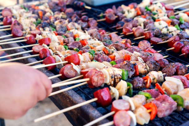 肉和蔬菜在烤架上的特写图片下载