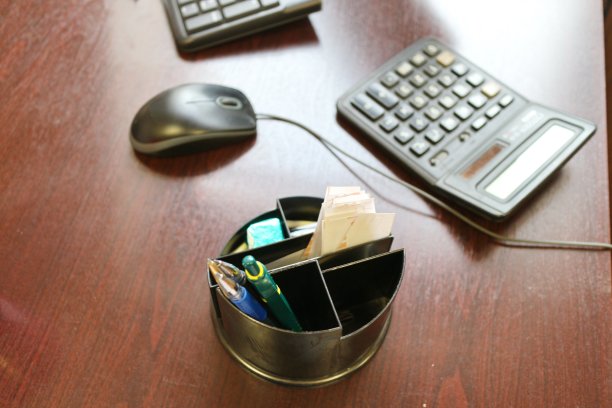 办公室桌子上的玻璃杯里有几支笔图片下载