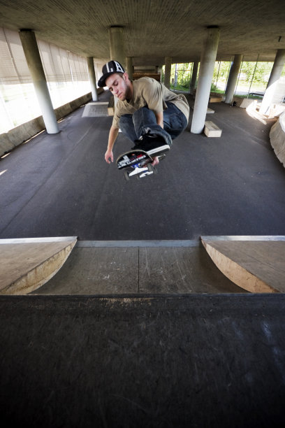 滑板公园的滑板者图片下载