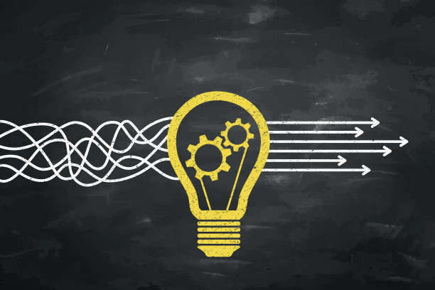 黑板背景下的创新解决方案概念。图片下载