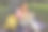 成熟女性露营在大自然远程工作与笔记本电脑图片下载
