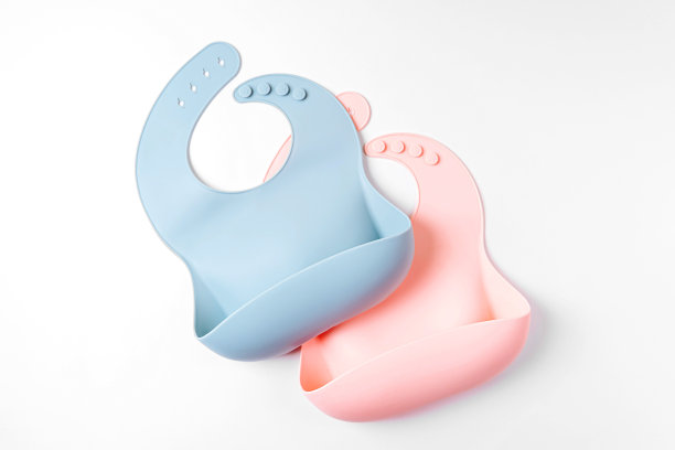 硅胶婴儿围嘴孤立在白色背景图片下载