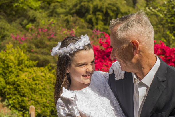 双胞胎第一次圣餐的画像图片下载