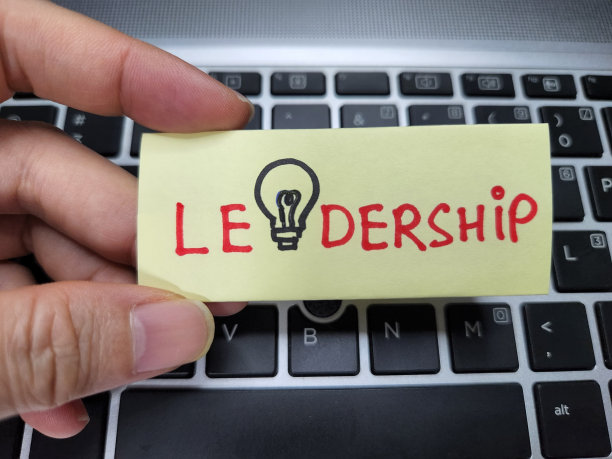 拿着一张写着“领导”的便利贴图片下载