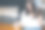 年轻女子在家边视频聊天边喝咖啡。图片下载