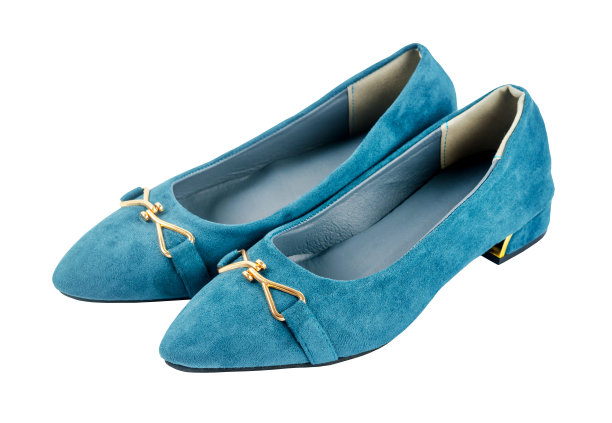 低跟鞋深蓝色面料皮肤女性孤立在白色背景，节省裁剪路径。图片下载