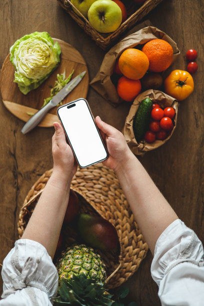 手机在手，背景是厨房的隔离屏幕，计算卡路里和适当营养的概念图片下载