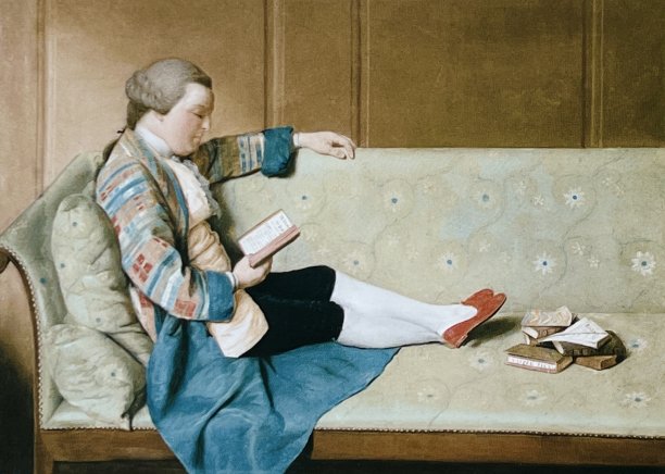 坐在沙发上看书的男人图片下载