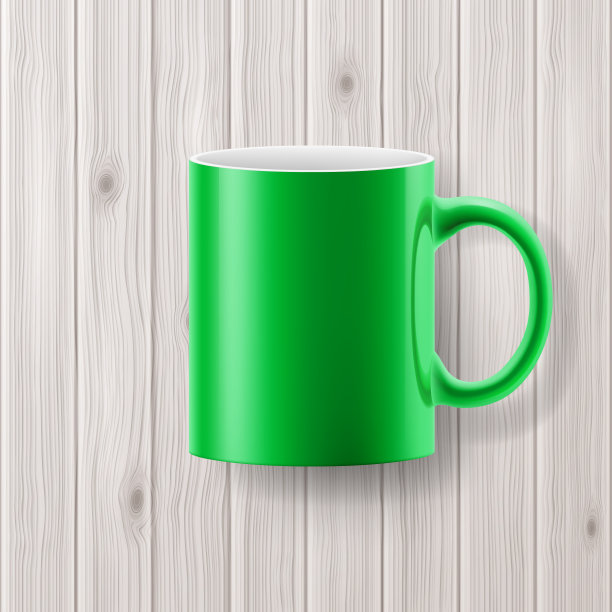 木制背景上的杯子图片下载