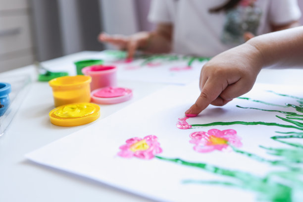 儿童用颜料画画，是教育活动的理念图片下载