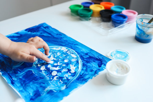 手指绘画。特写镜头。孩子们的手指涂上了鲜艳的颜料。早期的发展。爱好图片下载