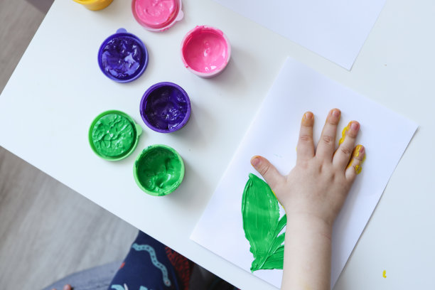 儿童艺术工作坊，小朋友用颜料制作手印图片下载