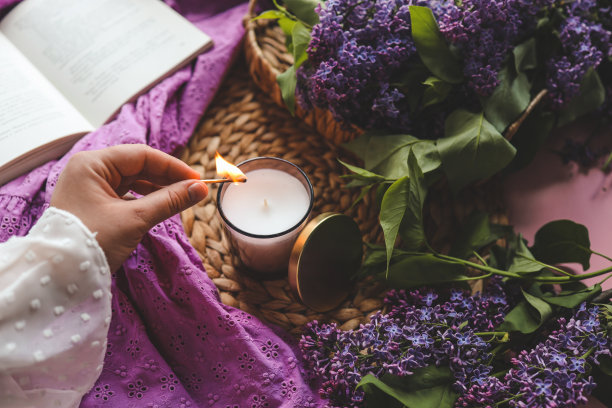 女孩点起蜡烛，美美地拍照图片下载