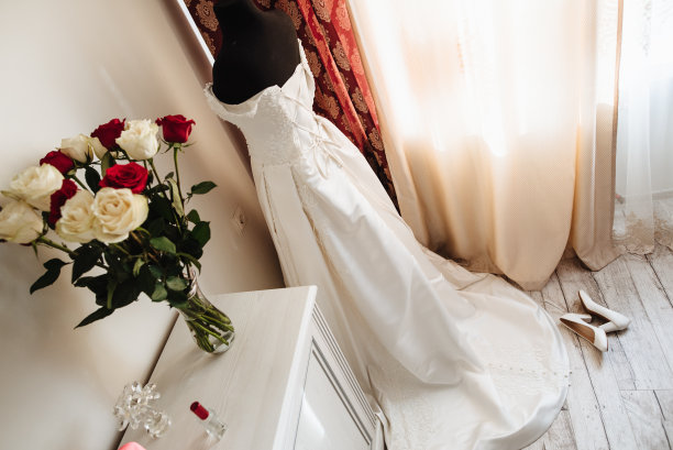 模特穿上奢华的婚纱，新娘的房间里放着一束花。早安，新娘。电影的声音图片下载