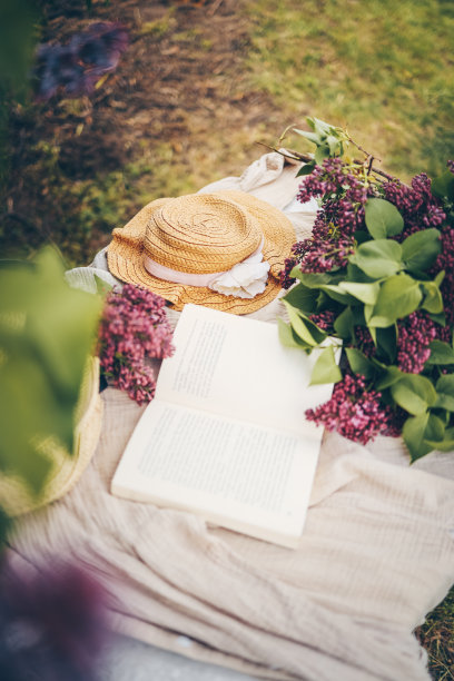 在春天阳光明媚的日子里，在草地上打开书。阅读与知识观念图片下载