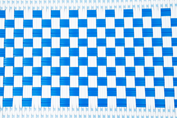 白色和蓝色合成织物的质地。垂直编织的白色和蓝色塑料线。图片下载