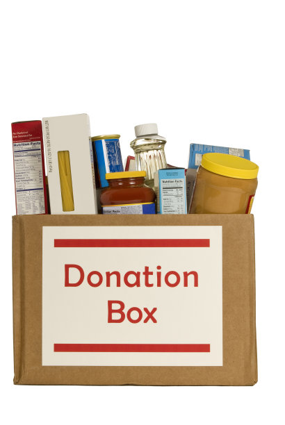 装满食物捐赠的纸板箱图片下载