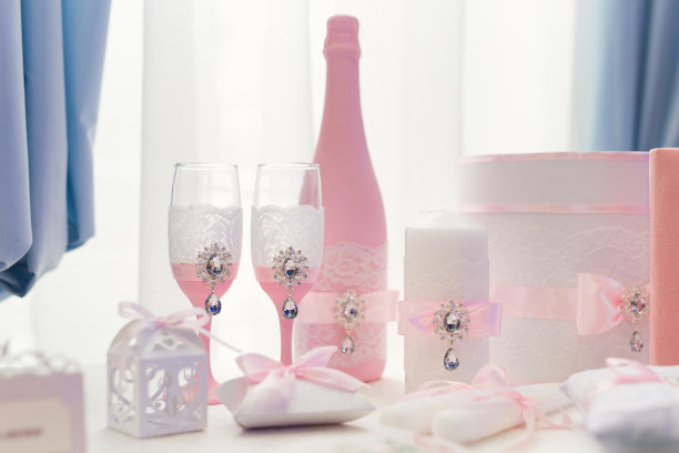 展览上有婚礼眼镜和一瓶香槟。图片下载