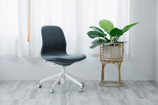 房子的客厅角落，在家办公的空间，初创公司的办公桌，空办公室，营销人员办公室的办公空间。办公桌安置的想法。图片下载