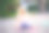 幼儿园的小女孩用彩色粉笔在后院的地上画花。积极快乐的蹒跚学步的孩子在沥青上画画和创造图片。夏季创造性的户外儿童活动。图片下载