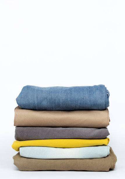 白色背景上叠好的衣服。图片下载