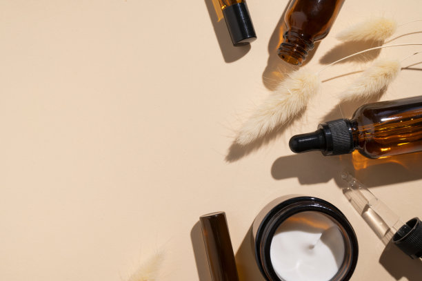 养生美容的水疗产品。天然有机化妆品。用移液管清洁棕色玻璃化妆品瓶，奶油罐，米色背景上的装饰性小穗植物。精华液、面部油图片下载