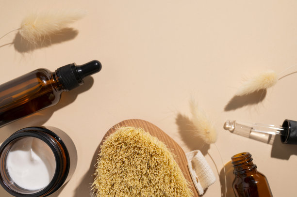 养生美容的水疗产品。天然有机化妆品。用移液管清洁棕色玻璃化妆品瓶，奶油罐，米色背景上的装饰性小穗植物。精华液、面部油图片下载