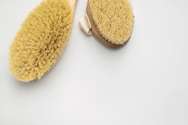 水疗产品，零废弃化妆品。木质身体按摩刷与自然刷毛在灰色背景。健康美容有机配件平放顶视图图片下载