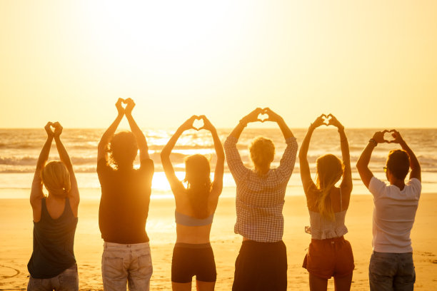 一群朋友在印度果阿欣赏日落图片下载