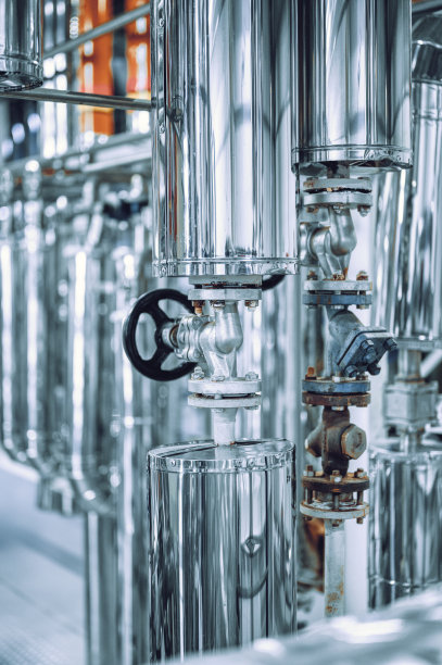 大型管带小型黑色阀门在生产工厂图片下载