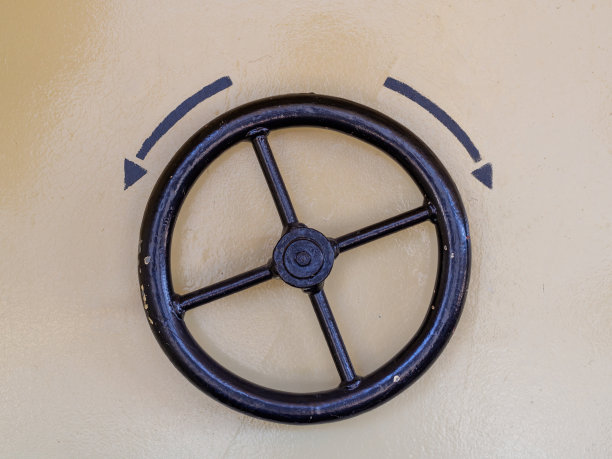 船门上的黑色阀门上有箭头和俄文的“关闭，打开”字样。图片下载