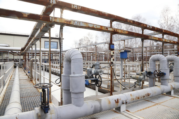 水处理厂的水净化系统，带有阀门和插头图片下载