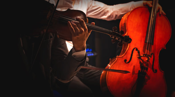 音乐家在音乐会上演奏小提琴和大提琴图片下载