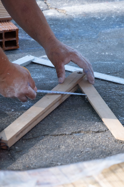 建筑工地上使用的各种砌筑和砌砖工具图片下载