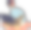 小男孩用笔记本电脑看视频图片下载