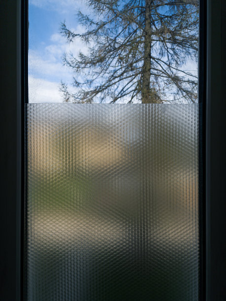 厕所窗户玻璃贴膜，降低能见度。图片下载